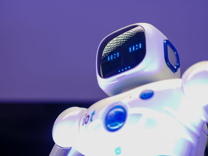 Humanoidi robot i AI tehnologija